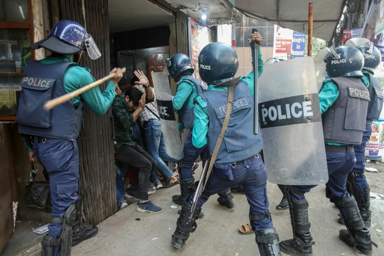 Polícia ataca apoiadores do Partido Nacionalista de Bangladesh (BNP) em Daca em 7 de dezembro de 2022 (AFP/AFP Photo)