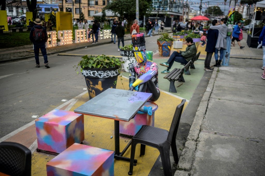 Bairro de Bogotá desafia chuva e se veste de arte