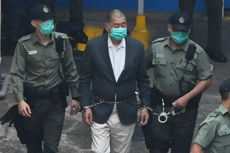 Jimmy Lai (em foto de dezembro de 2020) enfrenta outro julgamento por supostos crimes contra a segurança nacional, que podem levar a uma sentença de prisão perpétua. (AFP/AFP)