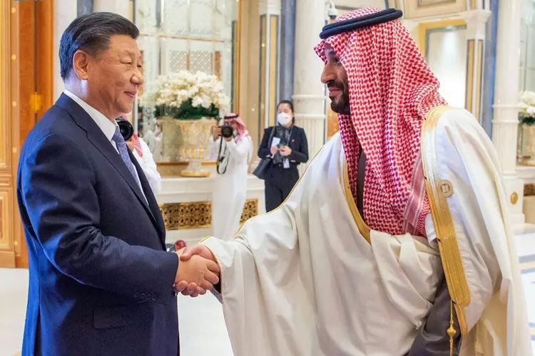 O príncipe-herdeiro saudita Mohamed Bin Salman (D) aperta a mão do presidente chinês, Xi Jinping, durante cúpula CCG-China, em Riade. (agência saudita de imprensa, SPA/AFP)