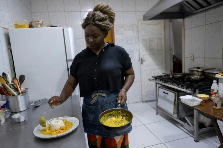A chef Dandara Batista, 37 anos, em sua cozinha no restaurante Afro Gourmet, no Grajaú, Rio de Janeiro. (AFP/AFP)