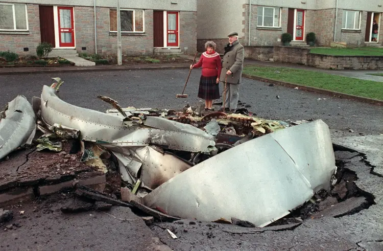 Dois vizinhos observam os destroços do avião Pan Am 103 que explodiu, matando 270 pessoas, em Lockerbie, na Escócia, em 22 de dezembro de 1988 (AFP/AFP)