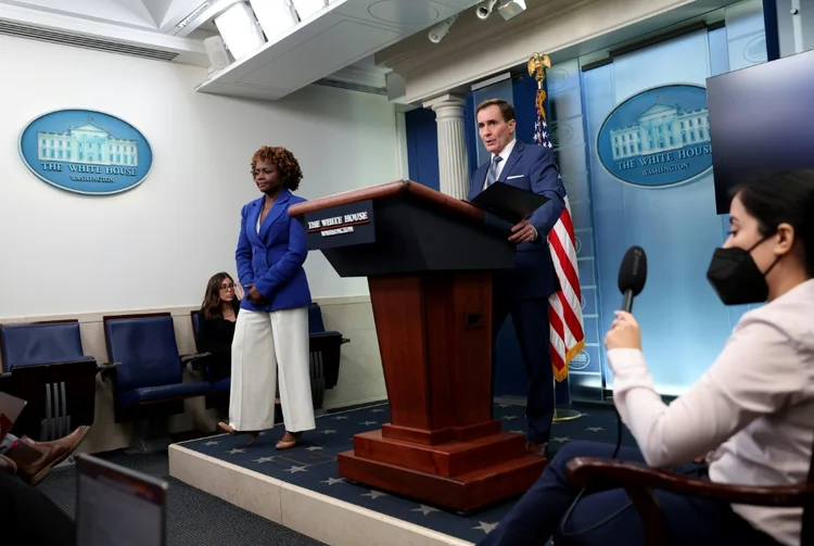 O porta-voz de Segurança Nacional dos Estados Unidos, John Kirby, fotografado com a porta-voz da Casa Branca, Karine Jean-Pierre (AFP/AFP)