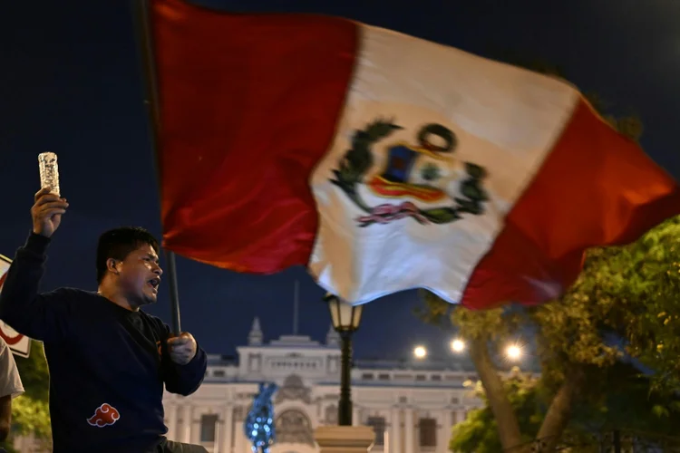 Manifestação em Lima pelo fechamento do Congresso no sábado, 10 (AFP/AFP)