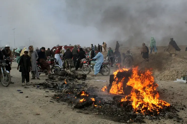 Moradores da cidade paquistanesa de Chaman se reúnem após os disparos talibãs na fronteira (AFP/AFP)