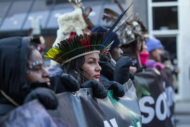 Integrantes de povos indígenas se manifestam na Conferência da Biodiversidade das Nações Unidas (COP15), durante a Marcha pela Biodiversidade para os Direitos Humanos em Montreal, Quebec (AFP/AFP Photo)