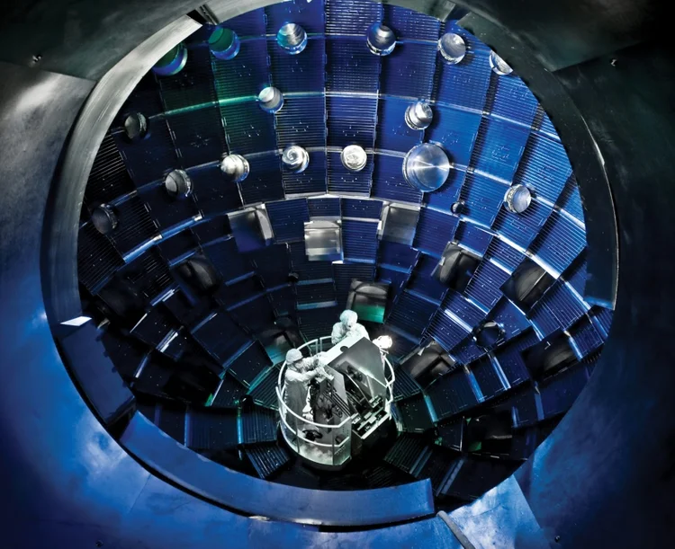 O interior do National Ignition Facility (NIF) americano, que faz parte do Laboratório Nacional Lawrence Livermore (LLNL) na Califórnia, em foto de arquivo de 7 de julho de 2008 (Foto/AFP)