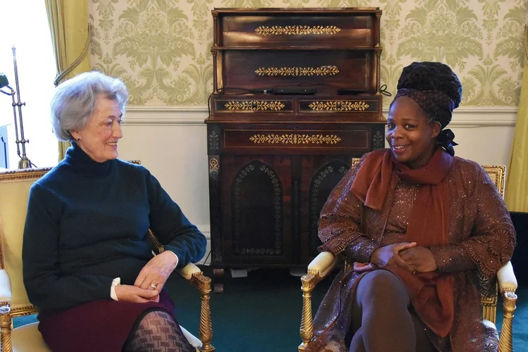 ma das madrinhas do príncipe William, Susan Hussey (esquerda), encontrou a ativista Ngozi Fulani (direita) no Palácio de Buckingham (AFP/Reprodução)