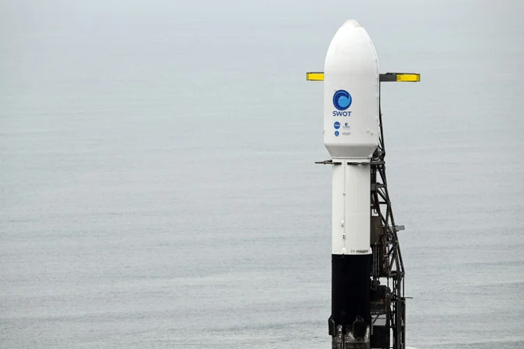 Um foguete SpaceX Falcon 9 transportando o satélite franco-americano SWOT, em 15 de dezembro de 2022 antes da decolagem da Califórnia, Estados Unidos (AFP/AFP Photo)