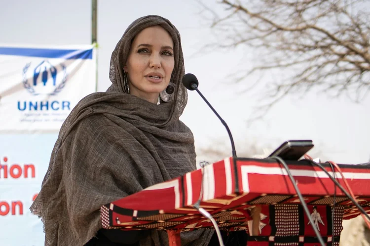 Angelina Jolie: enviada especial do Acnur, durante fala em Goudebou, acampamento para cerca de 11 mil refugiados do Mali, em Burkina Faso, em 20 de junho de 2021 (Arquivo) (AFP/AFP Photo)
