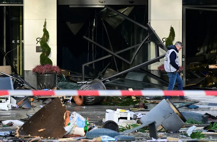 Duas pessoas ficaram feridas com o rompimento (AFP/AFP)