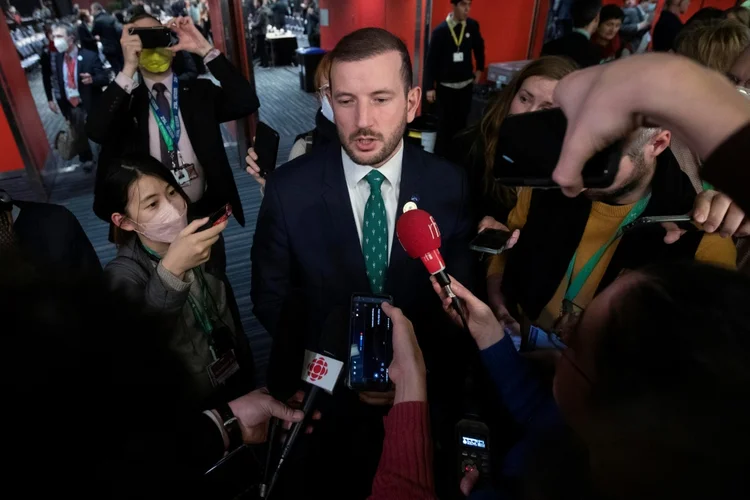 O comissário da UE para Meio Ambiente, Oceanos e Pesca, Virginijus Sinkevicius, conversa com a imprensa, após a adoção do acordo durante a COP15, em Montreal, Québec, em 19 de dezembro de 2022 (AFP/AFP Photo)