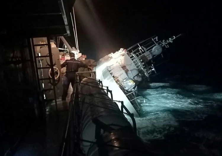 O HTMS Sukhothai virou na noite de domingo quando navegava pelo Golfo da Tailândia (AFP/AFP Photo)