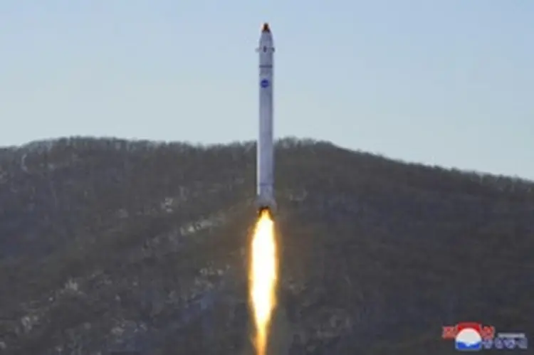 Imagem divulgada pela agência estatal da Coreia do Norte mostra o lançamento de satélite experimental (AFP/AFP Photo)