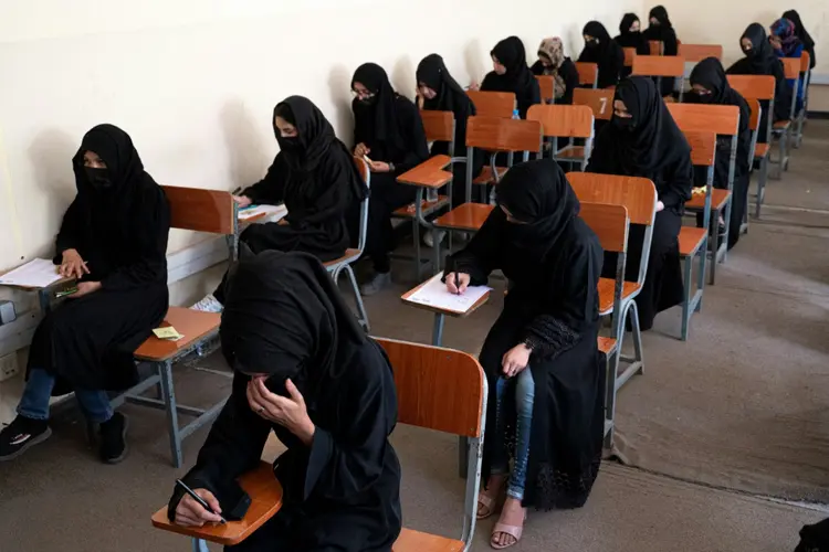 Estudantes afegãs prestam vestibular para a Universidade de Cabul, em outubro de 2022 (AFP/AFP Photo)