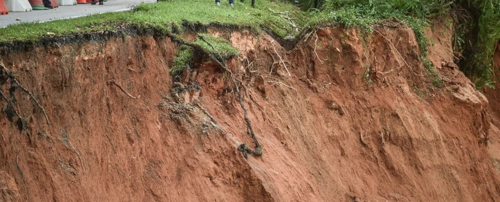 Equipes de emergência inspecionam os danos causados por um delizamento de terra em Batang Kali, nos arredores da capital da Malásia, Kuala Lumpur, em 16 de dezembro de 2022 (AFP/AFP Photo)