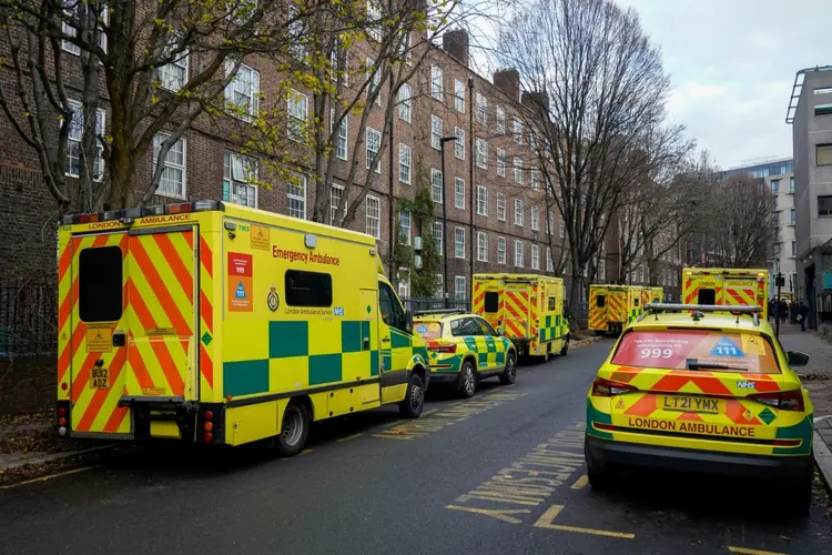 Ambulâncias em greve no bairro de Waterloo, em Londres (AFP/AFP Photo)