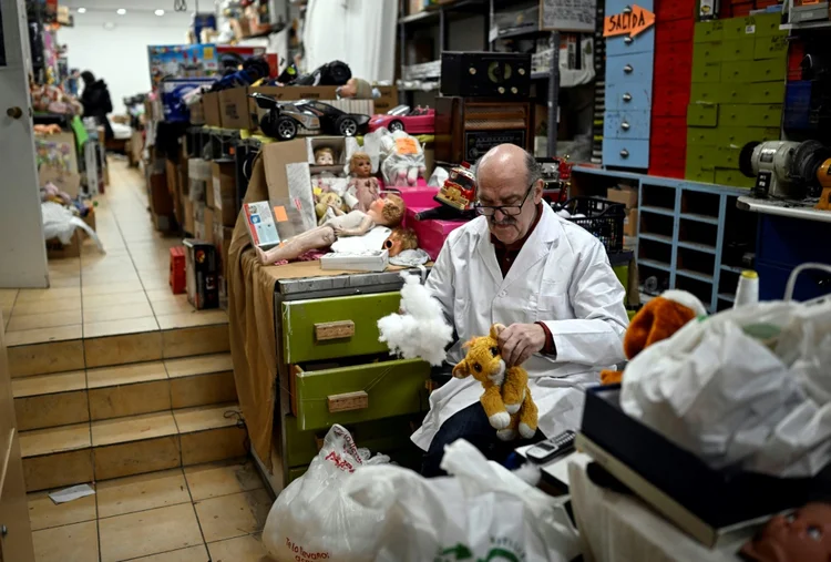 Antonio Martínez Rivas, de 70 anos, enche o interior de um "Rei Leão" de pelúcia em sua Hospital dos Brinquedos, em Madri (AFP/AFP)