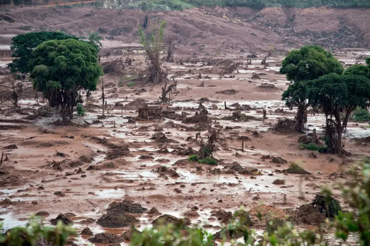 Vista aérea do distrito de Bento Rodrigues, em Minas Gerais, em 6 de novembro de 2015, após o rompimento da barragem de rejeitos de minério da empresa Samarco (AFP/AFP Photo)