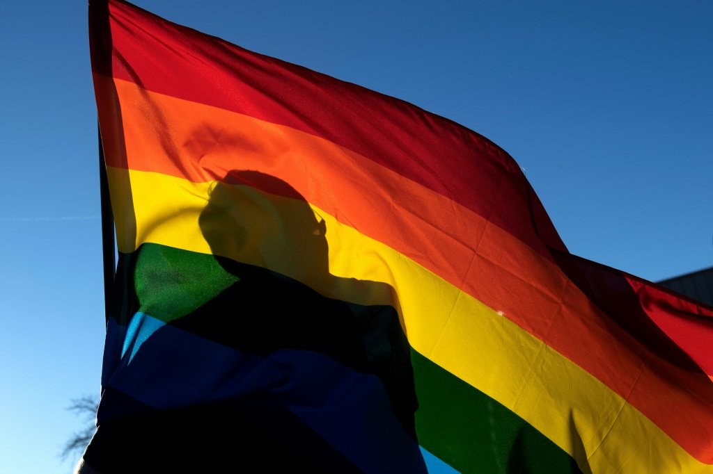 Uma bandeira LGBTQIA+ do lado de fora do Q Club em Colorado Springs em 20 de novembro de 2022, onde cinco pessoas foram mortas em um tiroteio durante o Dia da Memória do Transgênero (AFP/AFP Photo)