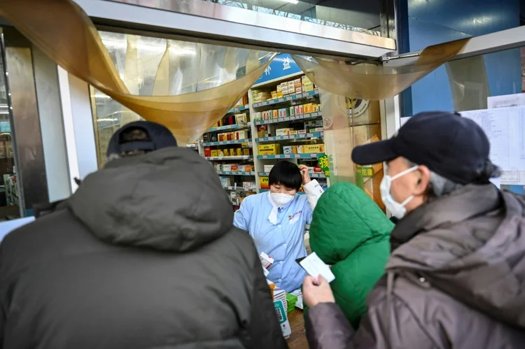 Clientes compram remédios em farmácia de Pequim, em 17 de dezembro de 2022

 (AFP/AFP)