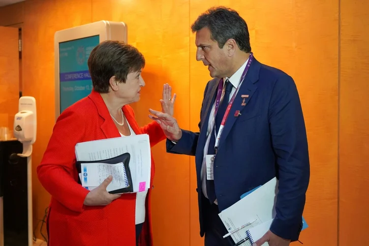 A diretora-gerente do FMI, Kristalina Georgieva, e o ministro da Economia argentino, Sergio Massa, durante encontro em Washington (AFP/AFP Photo)
