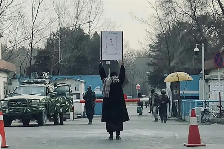 Estudante afegã Marwa protesta em 25 de dezembro de 2022 em Cabul contra proibição da universidadde para mulheres (AFP/Reprodução)