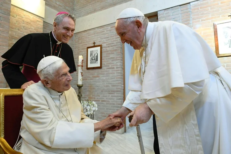 Bento XVI (esquerda) e papa Francisco: últimas palavras do papa emérito foram escutadas por enfermeiro, segundo Vaticano (AFP/AFP)