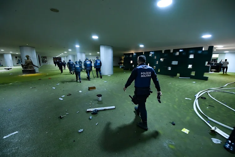 Estrago patrimonial no prédio do Congresso Nacional, invadido na tarde deste domingo (8), por manifestantes bolsonaristas. É possível identificar objetos quebrados, cadeiras jogadas e vidros estilhaçados, além de extintores e mangueiras contra incêndio espalhadas pelo local.

Foto: Jefferson Rudy/Agência Senado (Jefferson Rudy/Agência Senado/Flickr)