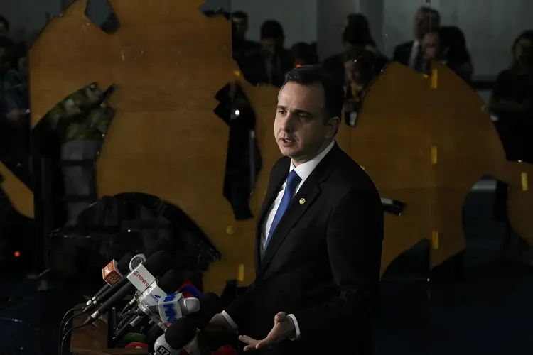 O senador Rodrigo Pacheco (PSD-MG), concede entrevista e condena os atos, que segundo ele, foram realizados por uma "minoria extremista" em Brasília. Pacheco afirma que os autores serão identificados, investigados e punidos. O presidente do Senado, ressalta também que o Senado apresentará ações "de reparação de danos" e pedirá sequestro de bens e bloqueio de ativos dos terroristas.

Foto: Jefferson Rudy/Agência Senado (Jefferson Rudy/Agência Senado/Flickr)