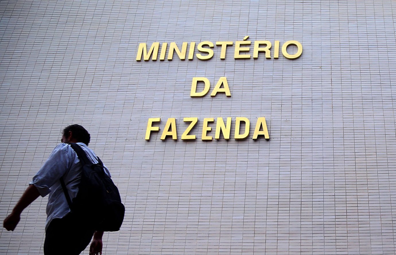 Carga tributária bruta do governo geral cai para 32,44% do PIB em 2023