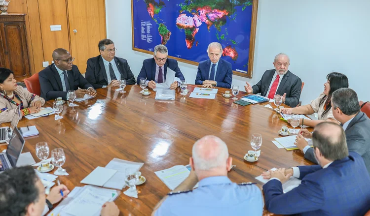 Lula durante audiência com ministro da Defesa, José Mucio, Ministro dos Direitos Humanos, Silvio Almeida, Ministra dos Povos Indígenas, Sônia Guajajara, Ministro da Secretaria de Relações Institucionais, Alexandre Padilha, Comandante da Aeronáutica, Brigadeiro Marcelo Kanitz Damasceno, e a futura Presidente da Fundação Nacional dos Povos Indígenas (Funai), deputada federal Joenia Wapichana (Ricardo Stuckert/PR/Reprodução)