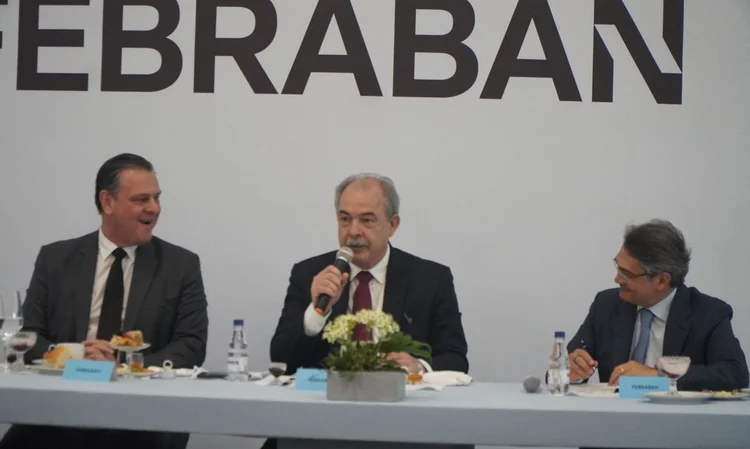 Aloízio Mercadante: a redução da inadimplência ajudará a reduzir o spread bancário (Febraban/Divulgação)