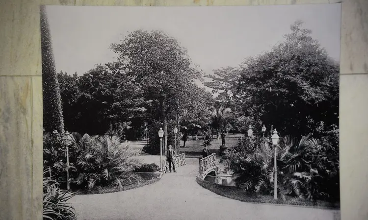 A exposição Os melhores poemas de Machado de Assis é aberta em homenagem aos 450 anos do Rio de Janeiro, na Galeria de Arte e Literatura, no mezanino da estação Central do MetrôRio. (Tânia Rêgo/Agência Brasil)