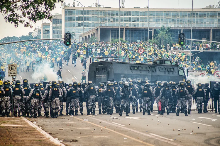 Confronto entre vândalos e forças de segurança: cenas da invasão e destruição às sedes dos Poderes não têm precedente na história recente nacional (Matheus Alves/Picture Alliance/Getty Images)