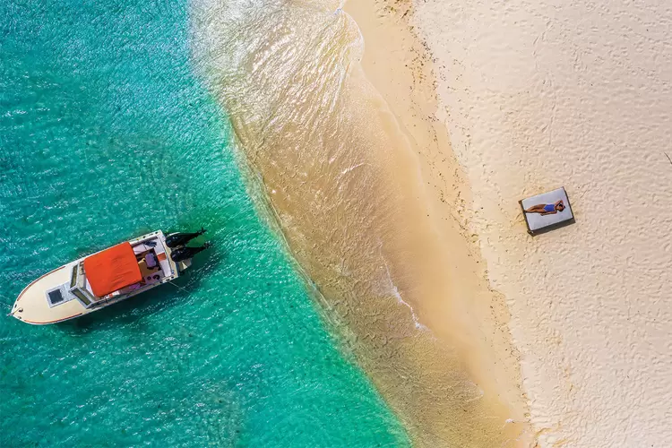 Praia de Shoal Bay: o mar azul-turquesa e as areias brancas são destaques da colônia britânica (Divulgação/Divulgação)
