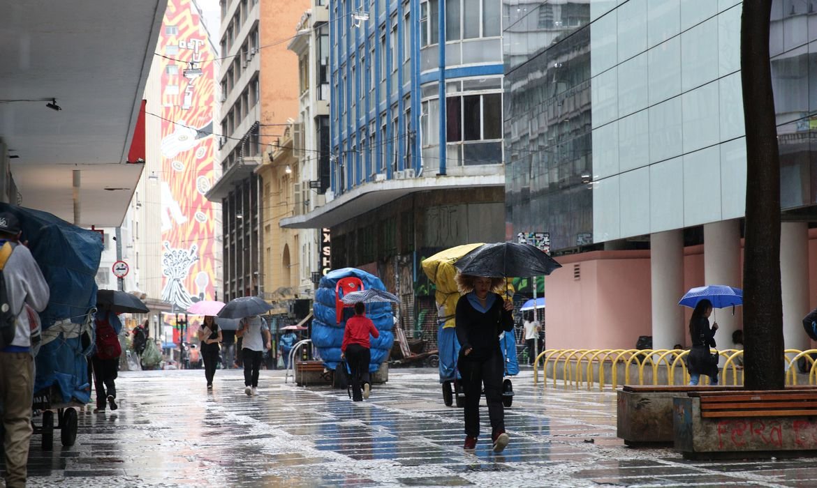 Chuva forte atinge o Rio e cidade entra em estágio de mobilização