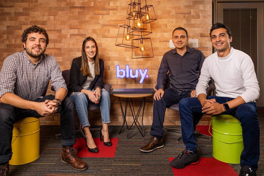Hugo Rebelo, CTO e cofundador, Carolina Madureira, CEO, Tiago Mavichian, cofundador, e Rafael Pinheiro, cofundador da Bluy (Vinicius Amano/Studio 128/Divulgação)
