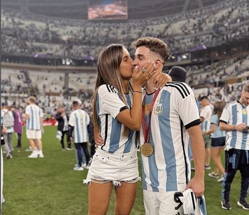 Torcida da Argentina faz campanha para que campeão do mundo termine namoro; entenda
