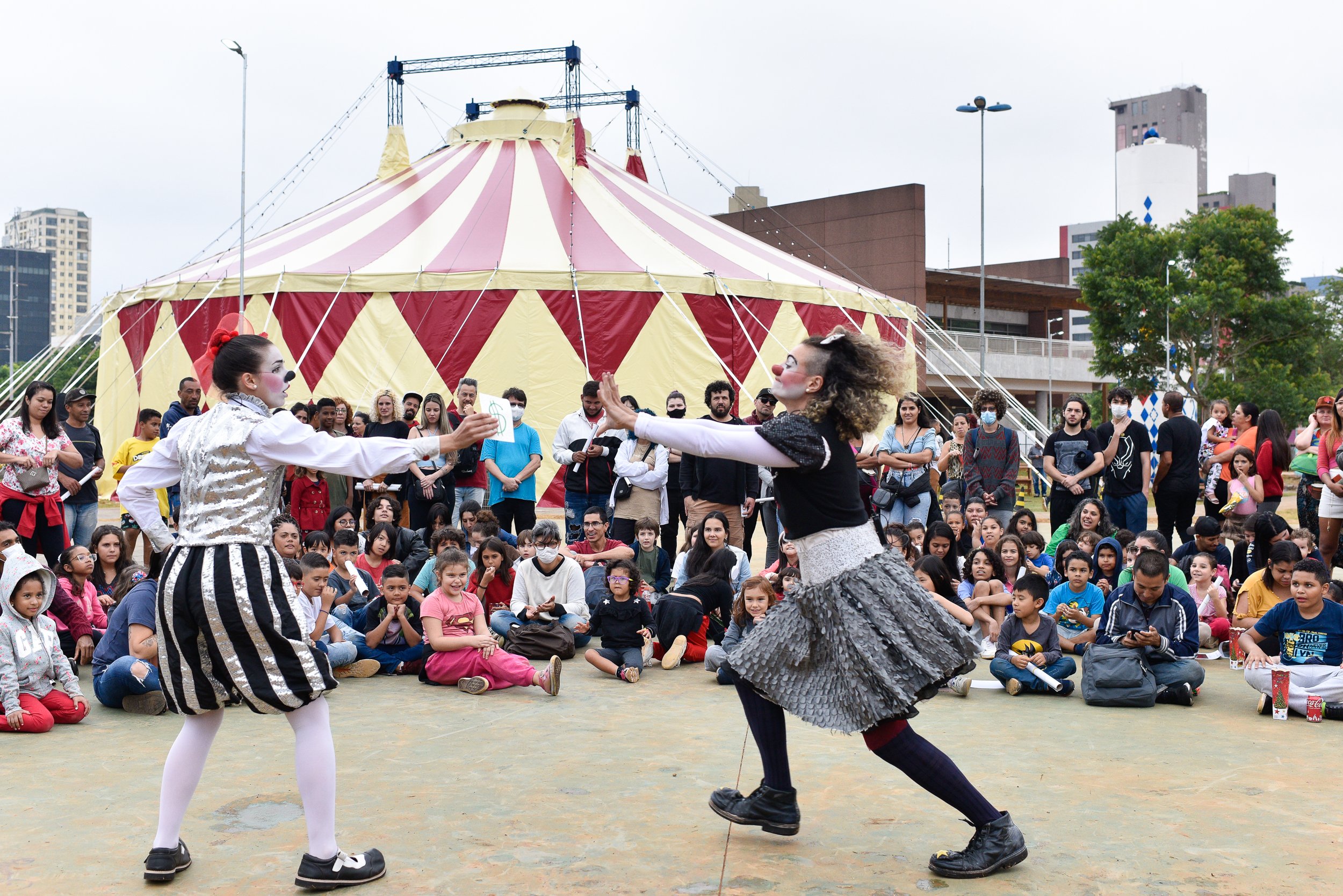 Da plateia ao picadeiro, circo é opção para várias idades em SP