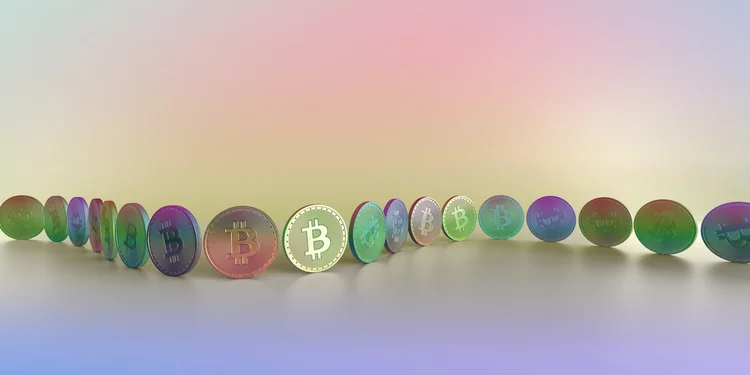 A pastel toned, multi-coloured image of two toned generic coin with Bitcoin symbol, arranged in a row, or chain along a curve against a multi coloured background. Denotes concept of block-chain and crypto-currency. With lots of copy space. (Getty Images/Reprodução)