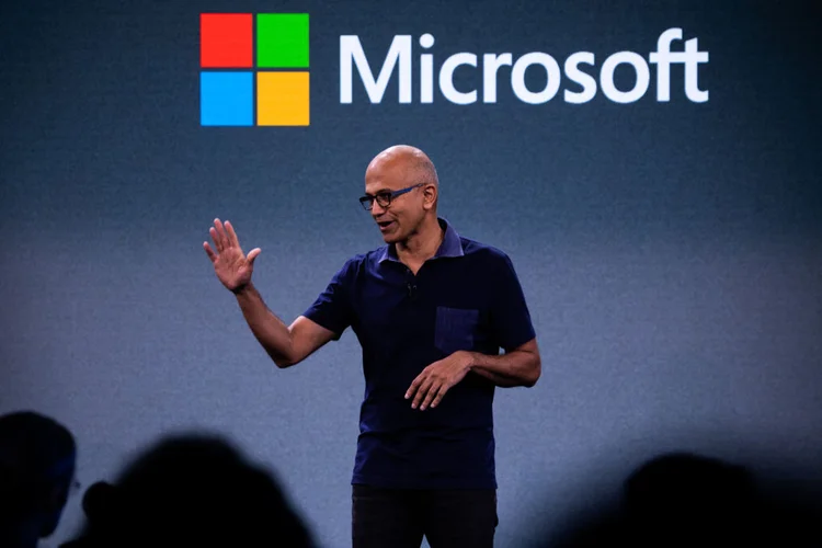 Satya Nadella, CEO da Microsoft: o New York Times é um dos vários veículos de notícias que bloquearam o rastreador web da OpenAI nos últimos meses (Bloomberg/Getty Images)