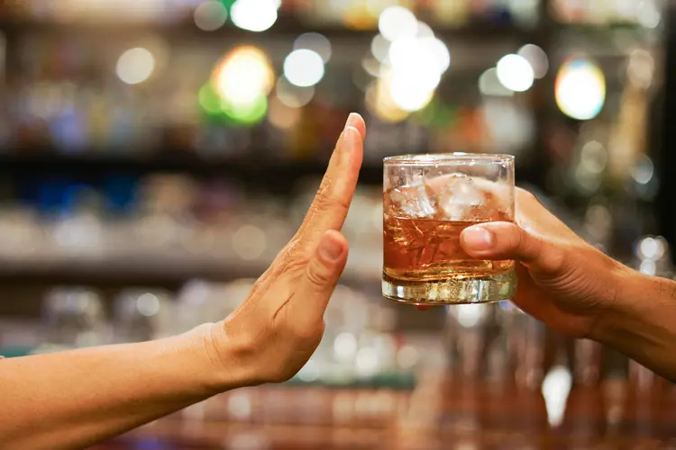 Trocas por drinques não alcoólicos são uma recomendação para completar o desafio. (krisanapong detraphiphat/Getty Images)