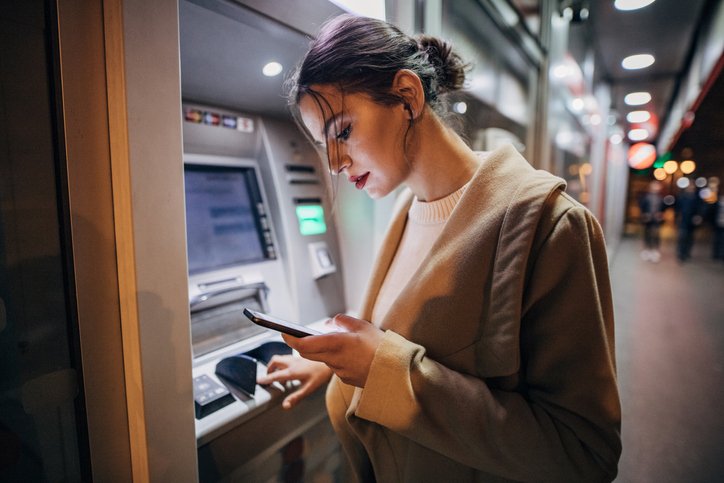 Auxílio emergencial, facilidade em abrir contas em bancos digitais e Pix ajudam a explicar salto de bancarização no país (Hirurg/Getty Images)