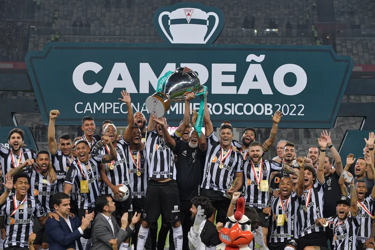 BELO HORIZONTE, BRAZIL - APRIL 02: Players of Atletico Mineiro lift the champions trophy after the match between Atlético Mineiro and Cruzeiro as part of the Campeonato Mineiro 2022 Final at Mineirao Stadium on April 2, 2022 in Belo Horizonte, Brazil. (Photo by Pedro Vilela/Getty Images) (Pedro Vilela/Getty Images)