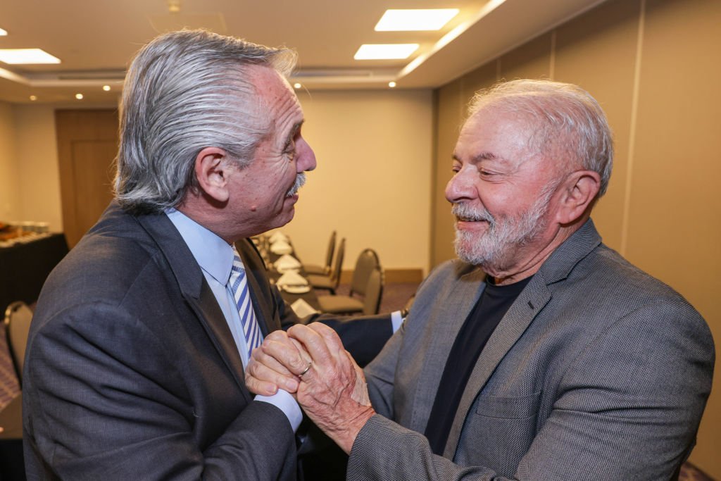 Alberto Fernández e Lula: presidentes acabam de anunciar intenção de moeda sul-americana (Presidency of Argentina/Handout/Anadolu Agency/Getty Images)