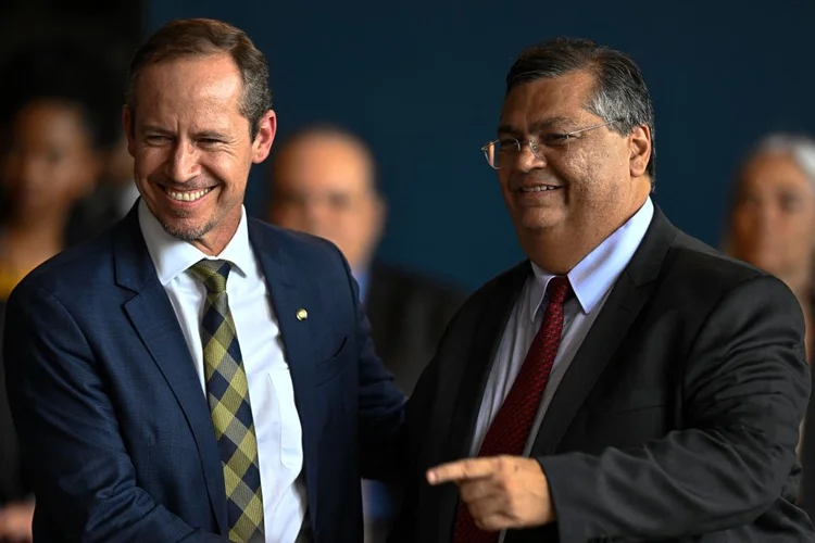 Brazilian new Justice Minister Flavio Dino (R) poses for a picture with Executive-Secretary of the Brazilian Justice Minister Ricardo Cappelli (L) during Dino's swearing-in ceremony at the Justice Palace in Brasilia on January 2, 2023. (Photo by MAURO PIMENTEL / AFP) (Photo by MAURO PIMENTEL/AFP via Getty Images) (Getty Images/Site Exame)