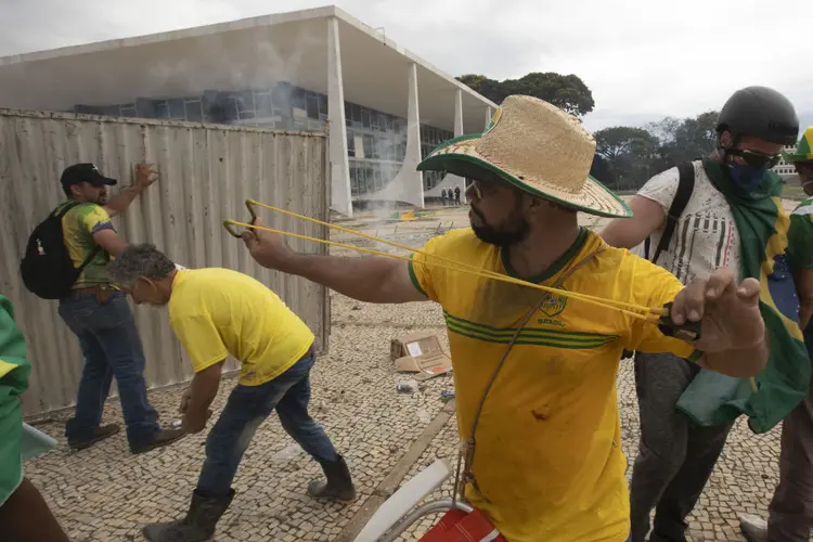 8 de Janeiro: sedes dos Três Poderes, em Brasília, foram invadidas por pessoas que se opõem aos resultados das eleições de 2022 (Joedson Alves/Anadolu Agency via/Getty Images)