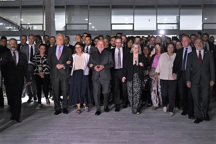 Lula com governadores e membros do STF na noite de segunda-feira, 9 (Mateus Bonomi/Anadolu Agency via/Getty Images)