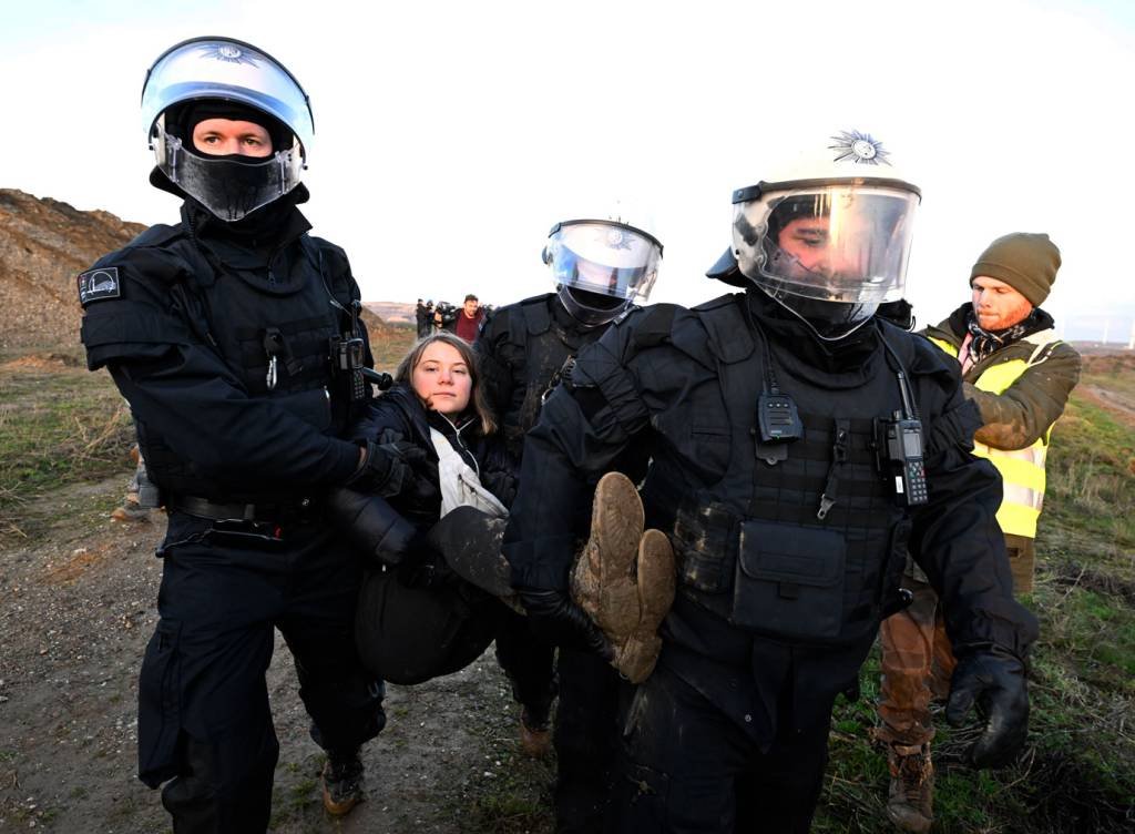 Greta: três policias carregaram a ativista para um local distante da borda da mina (Roberto Pfeil/Getty Images)